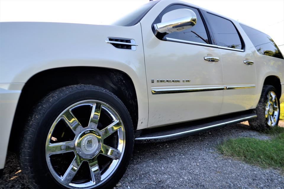 Biely Cadillac